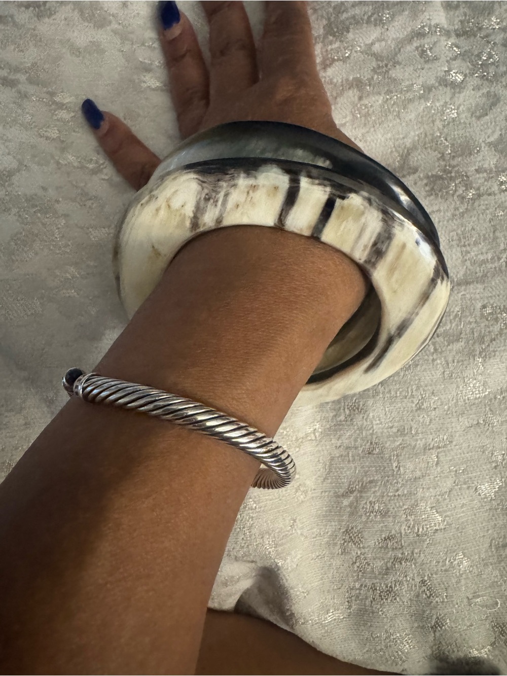 Handcrafted Horn-Effect Bangle Pair in Ivory and Brown Tones - Picture 4 of 5